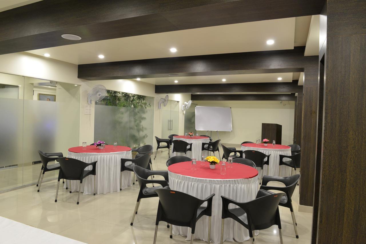 Hotel Suresh Inn Púna Kültér fotó