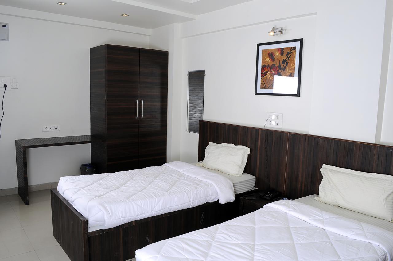 Hotel Suresh Inn Púna Kültér fotó