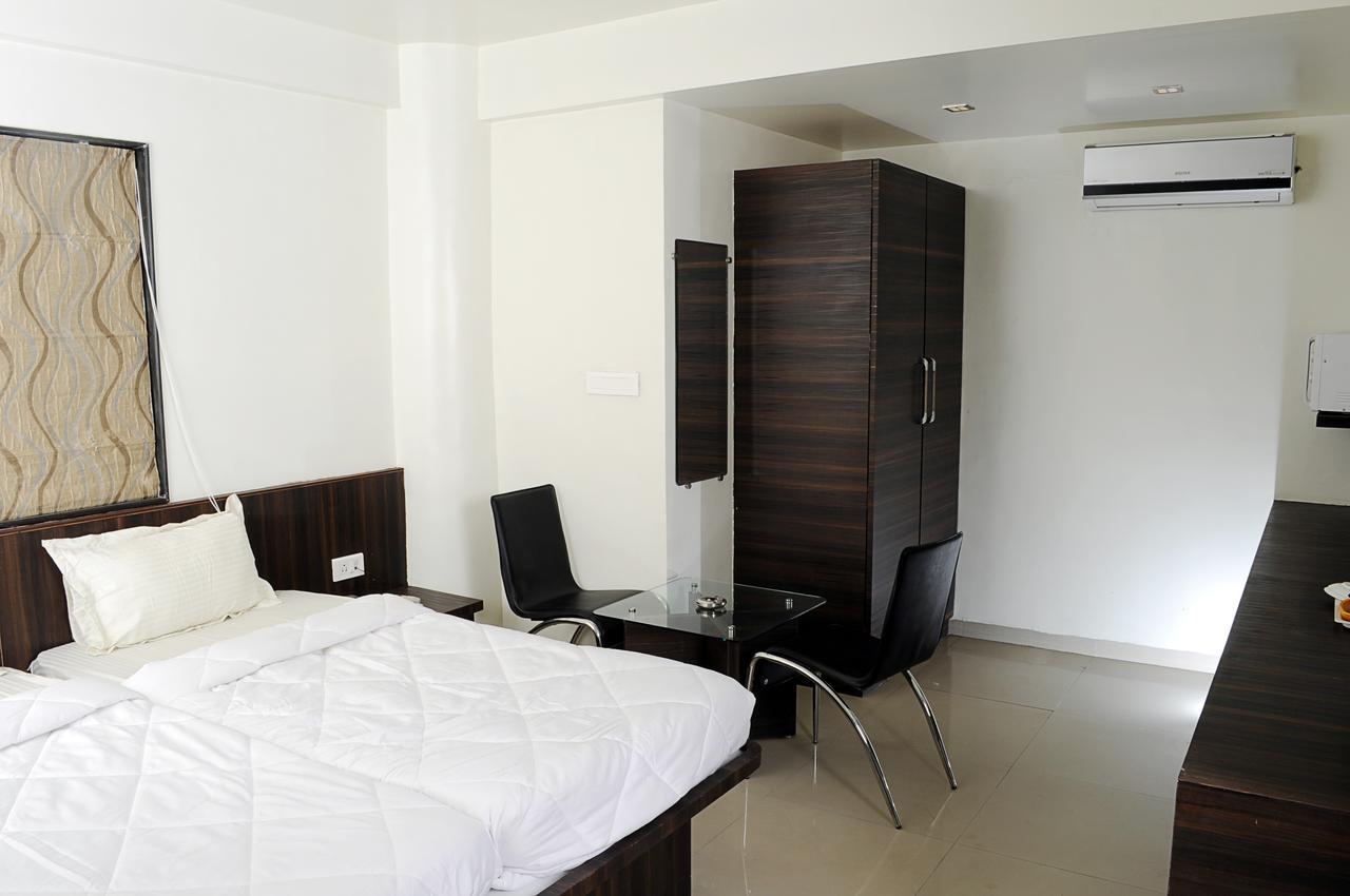 Hotel Suresh Inn Púna Kültér fotó