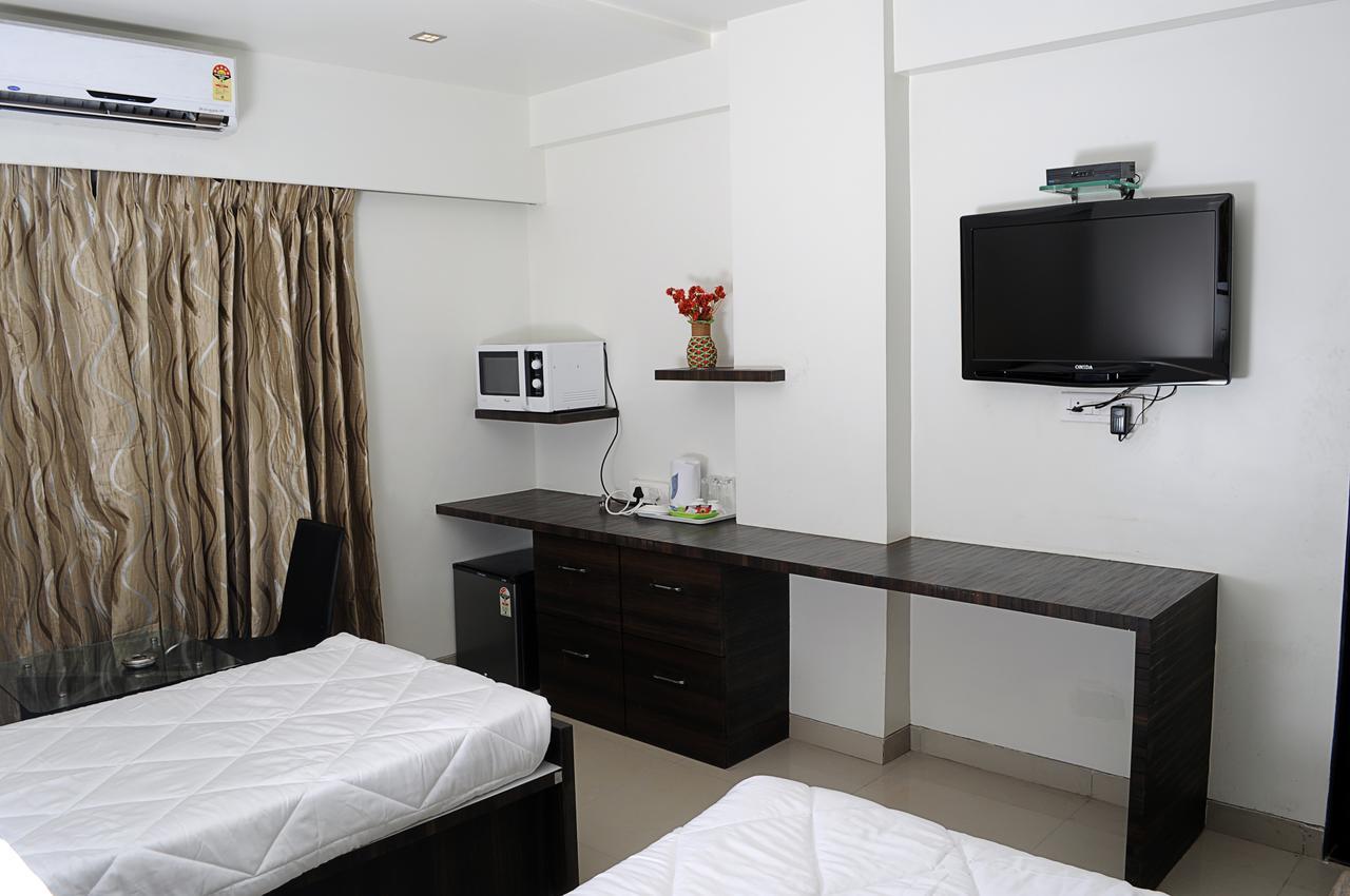 Hotel Suresh Inn Púna Kültér fotó