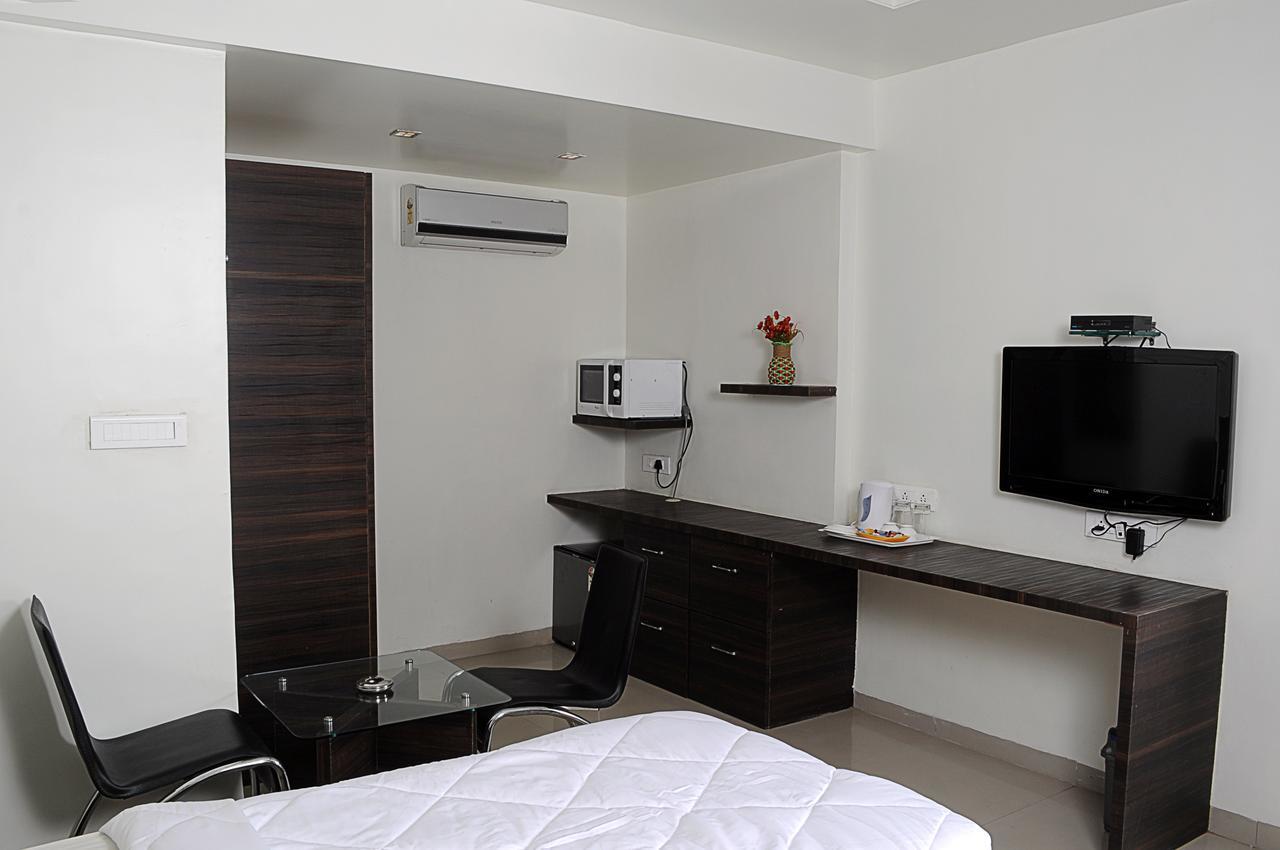 Hotel Suresh Inn Púna Kültér fotó