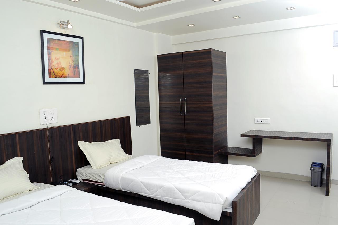 Hotel Suresh Inn Púna Kültér fotó